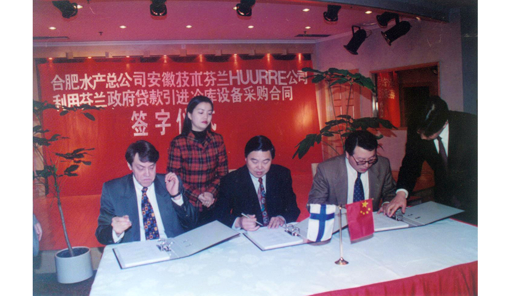 Signing ceremony for AHTECH’s project with Huurre, Finland to use Finnish government loans for procurement in 1997.